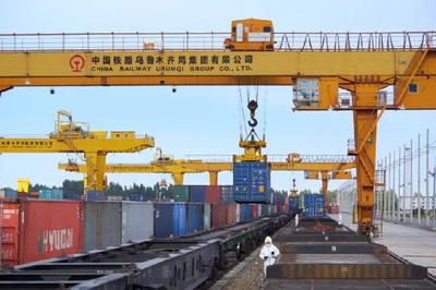 前10月霍爾果斯口岸進(jìn)出口貨運(yùn)量、貿(mào)易額均居新疆口岸首位